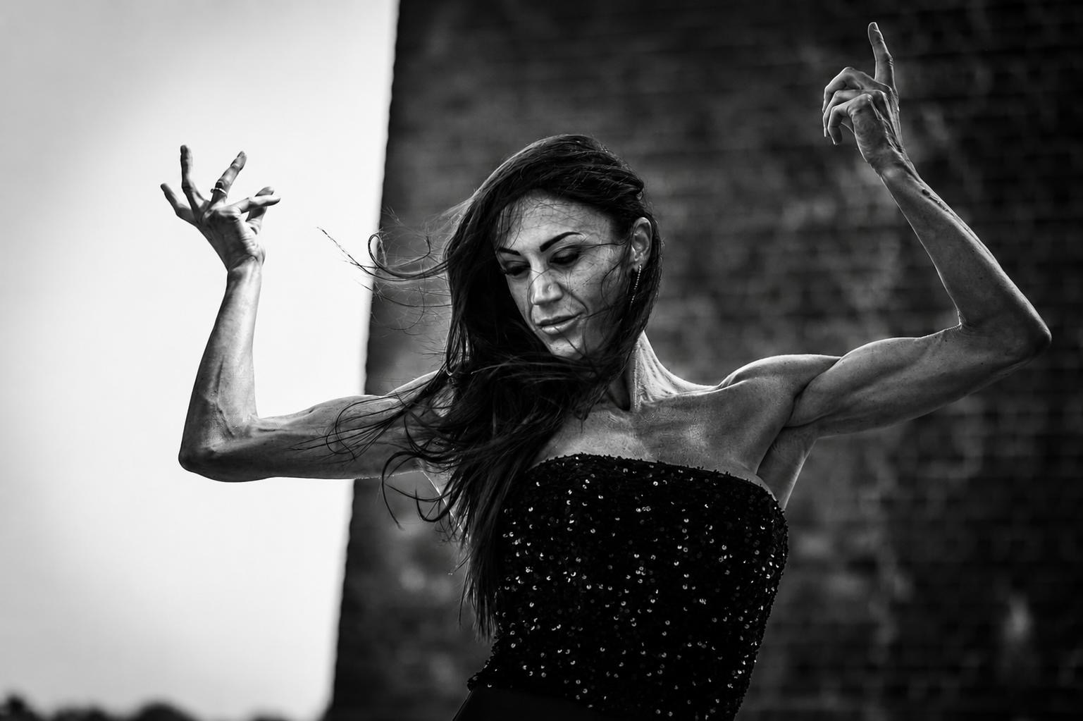 Dramatic black & white portrait — dancer arms