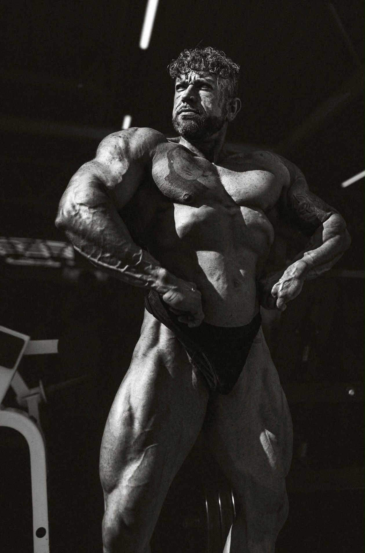 Bodybuilder abdominal pose — black & white